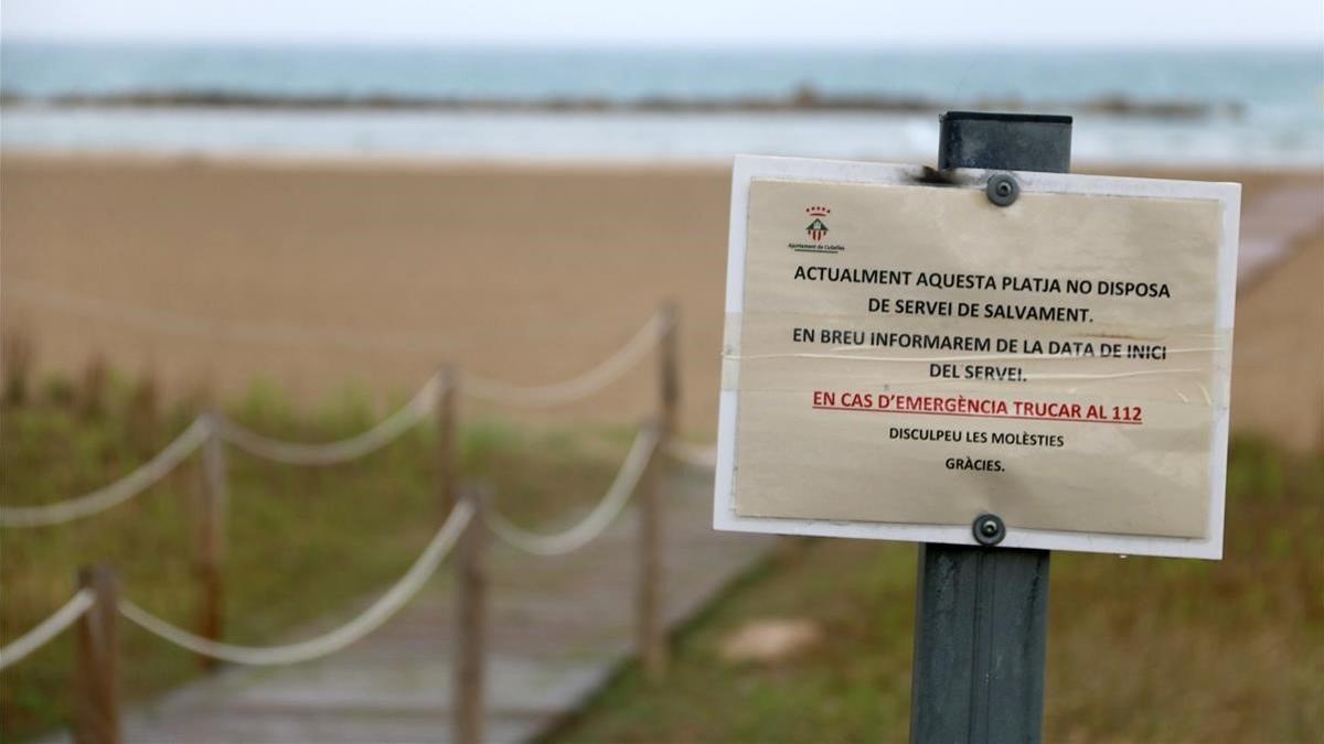 Playa de la Mota de Sant Pere con los polémicos carteles