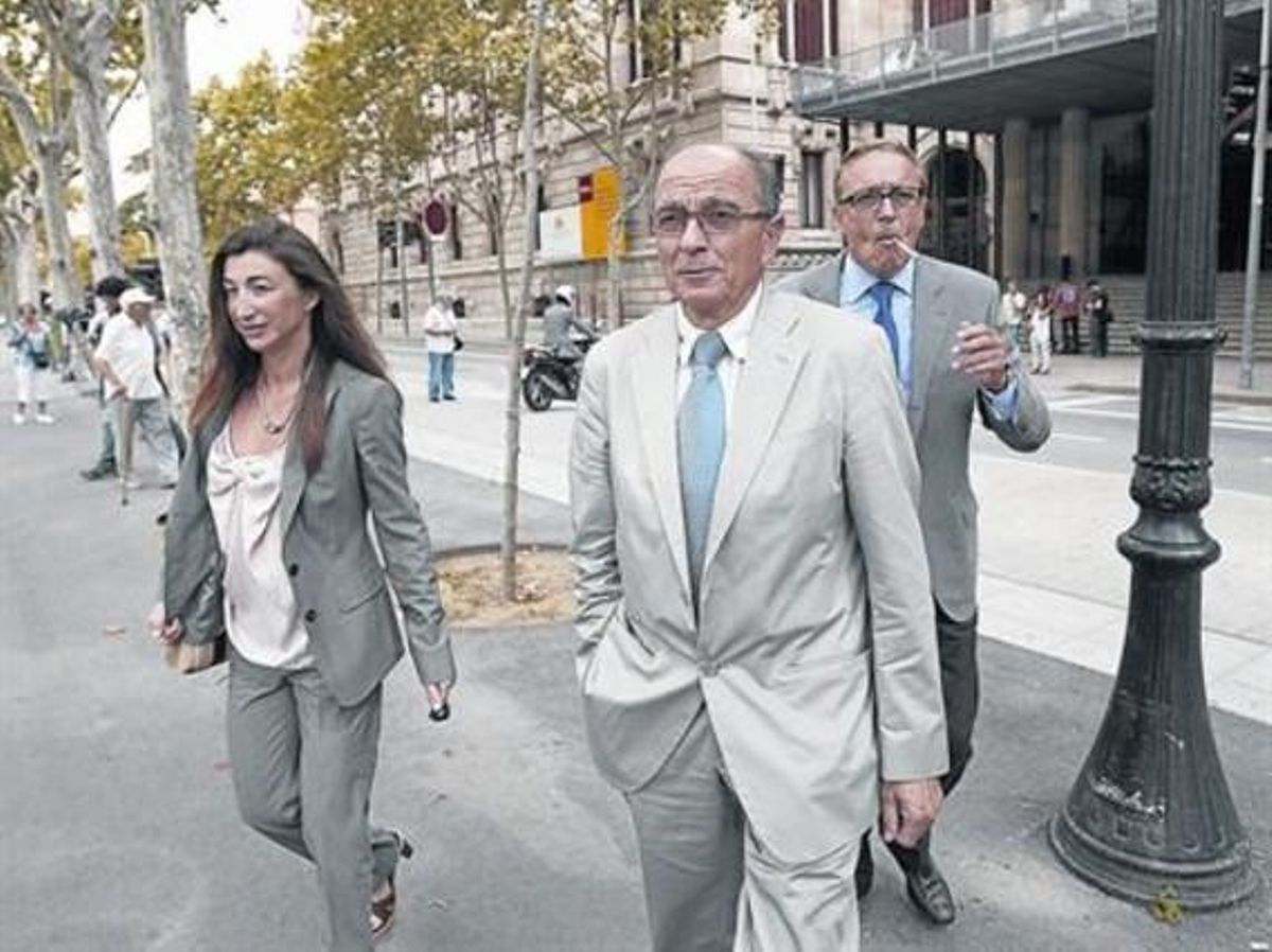 Josep Maria Huguet, al centre, amb els seus advocats. Josep Maria Huguet, al centre, amb els seus advocats.
