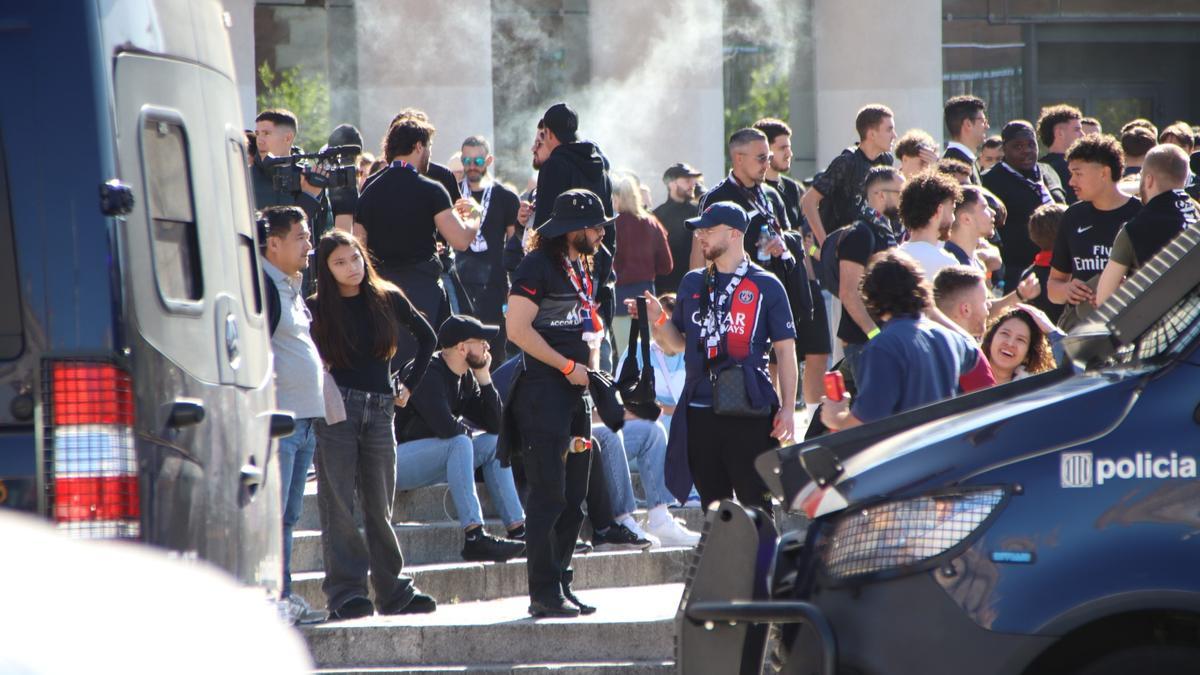 Aficionats del PSG i furgons dels Mossos a plaça Espanya de Barcelona