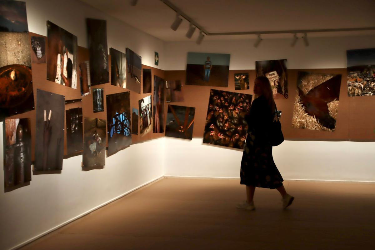 La fotógrafa Cristina de Middel inaugura su exposición 'Apoteosis Now' en el IVAM