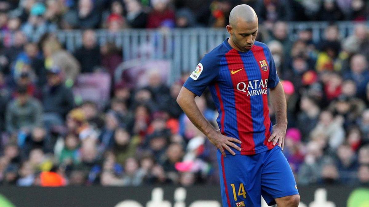Mascherano acabó el partido con molestias