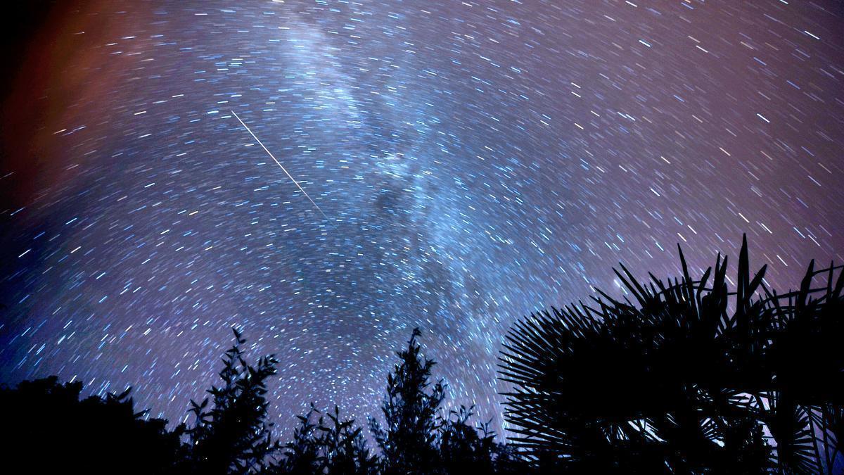 Una fotografía del cielo en la que se distingue una perseida.