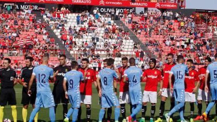 Els jugadors del Girona se saluden amb els del Nàstic abans del partit de Lliga del curs passat (3-1).