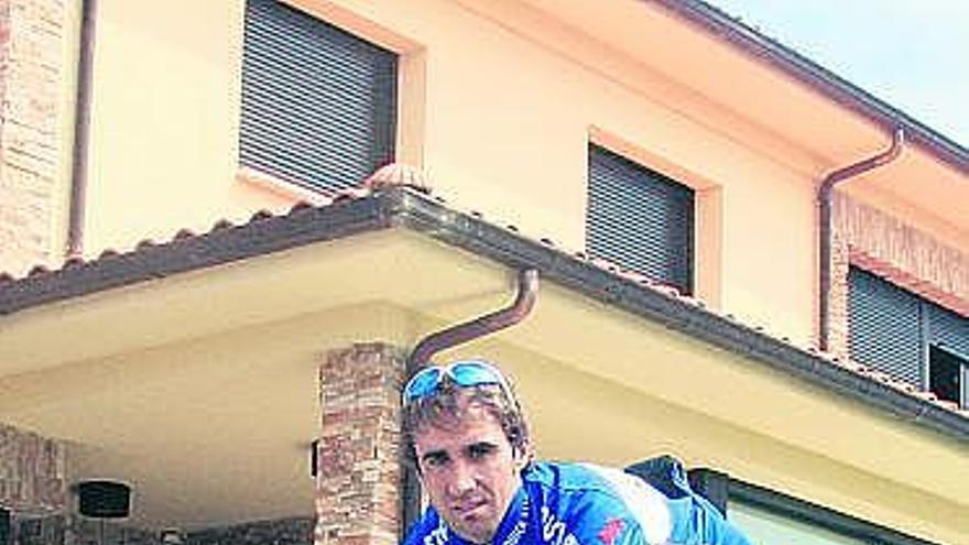 Carlos Barredo, en su casa de Taraña al regreso del último entrenamiento.