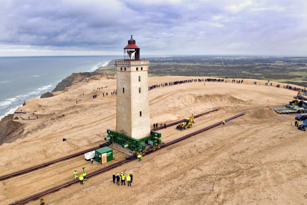 Dinamarca traslada un faro histórico para salvarlo del avance del mar.