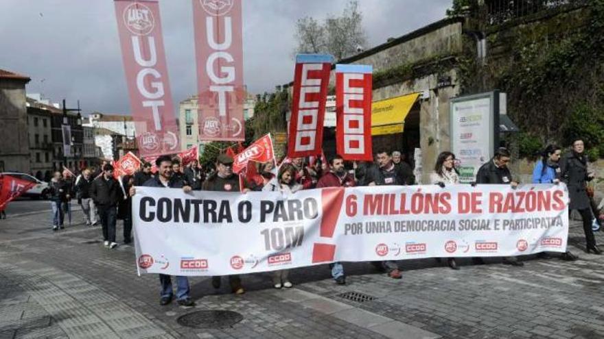 Instante de la movilización que convocaron CC OO y UGT, ayer, en Pontevedra. // Noé Parga