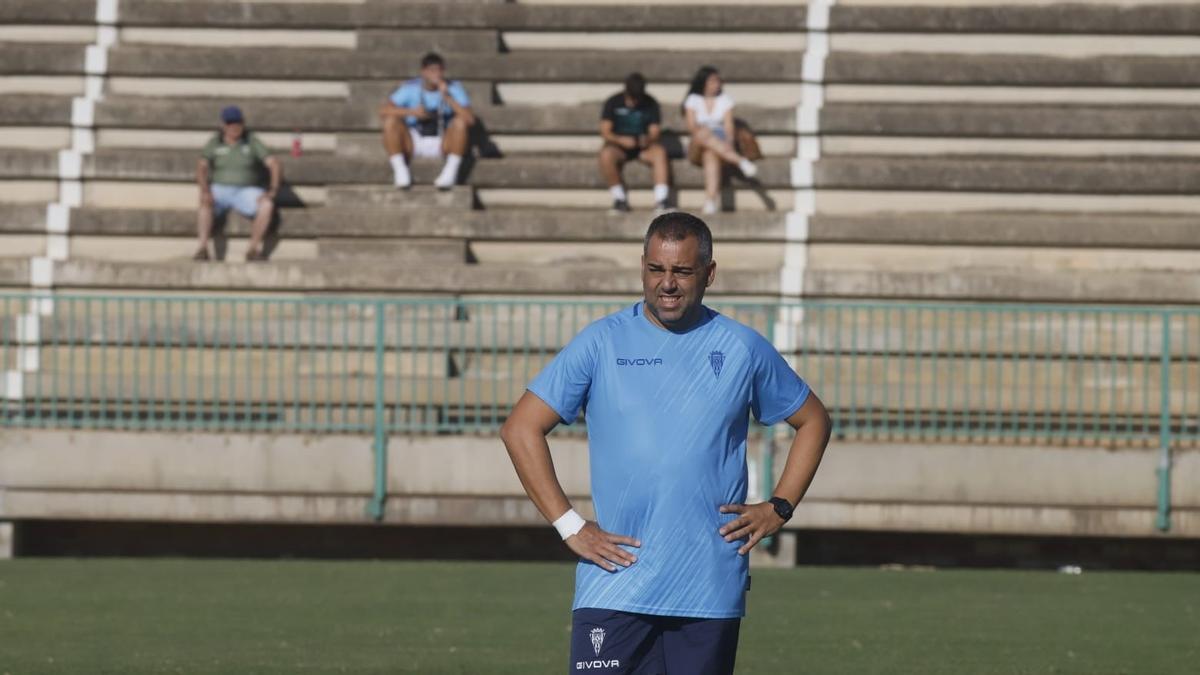 Germán Crespo sigue el entrenamiento de sus futbolistas durante la sesión de este viernes.