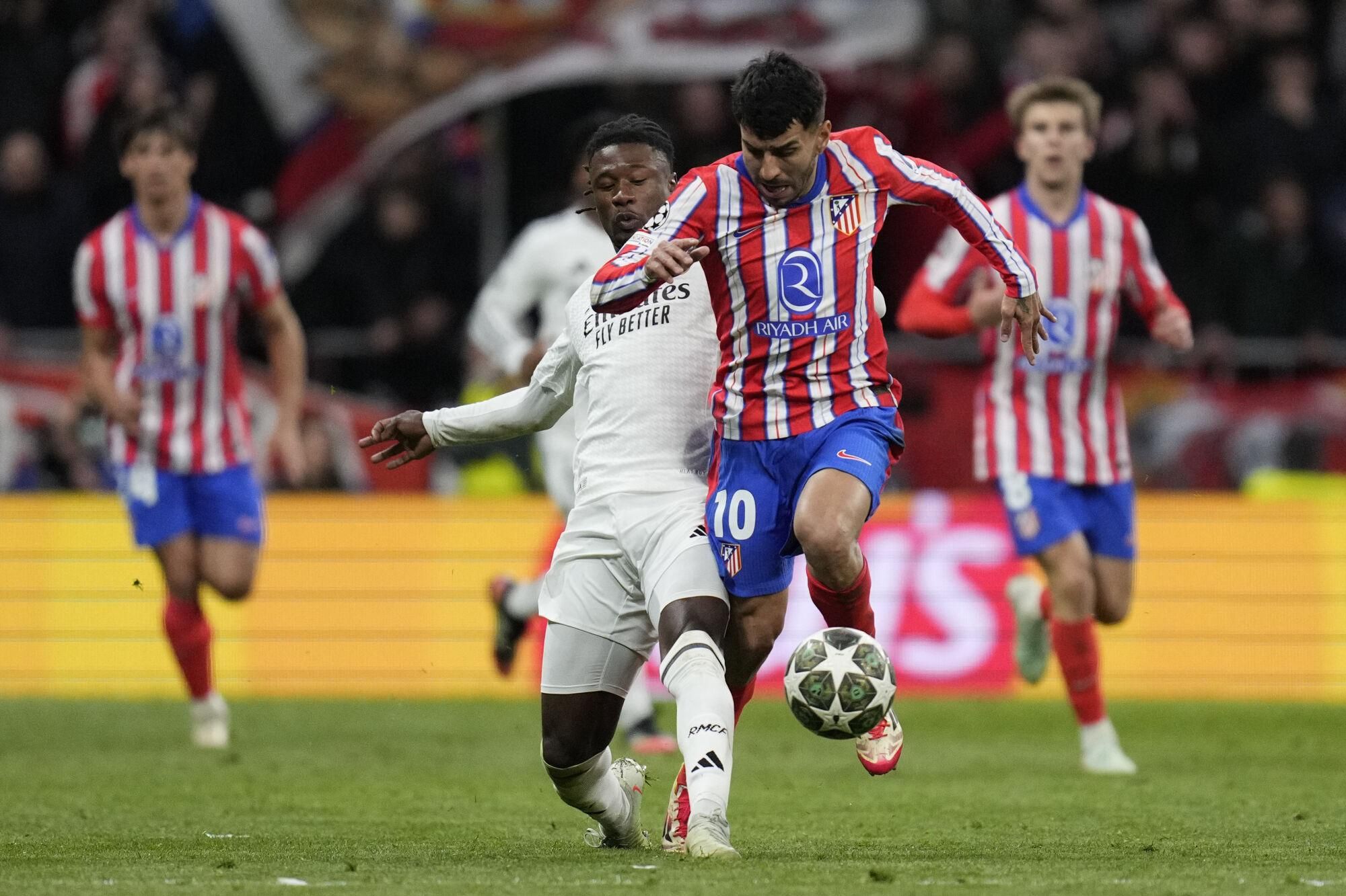 during the Champions League round of 16, second leg, soccer match between Atletico Madrid and Real Madrid at the Metropolitano stadium in Madrid, Spain, Wednesday, March 12, 2025. (AP Photo/Bernat Armangue). EDITORIAL USE ONLY/ONLY ITALY AND SPAIN