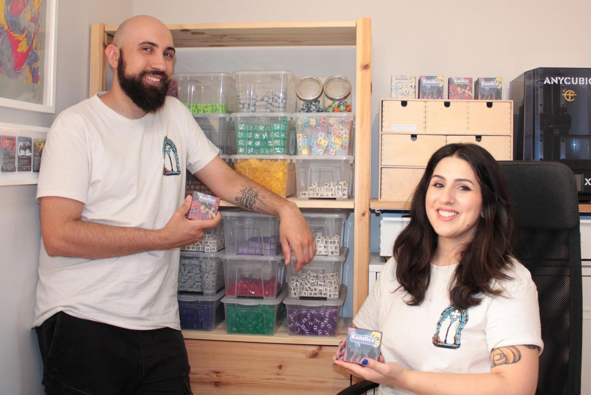Carlos Rodas y Clementina Barcia, en el estudio de su casa, situada en el barrio vigués de San Roque.