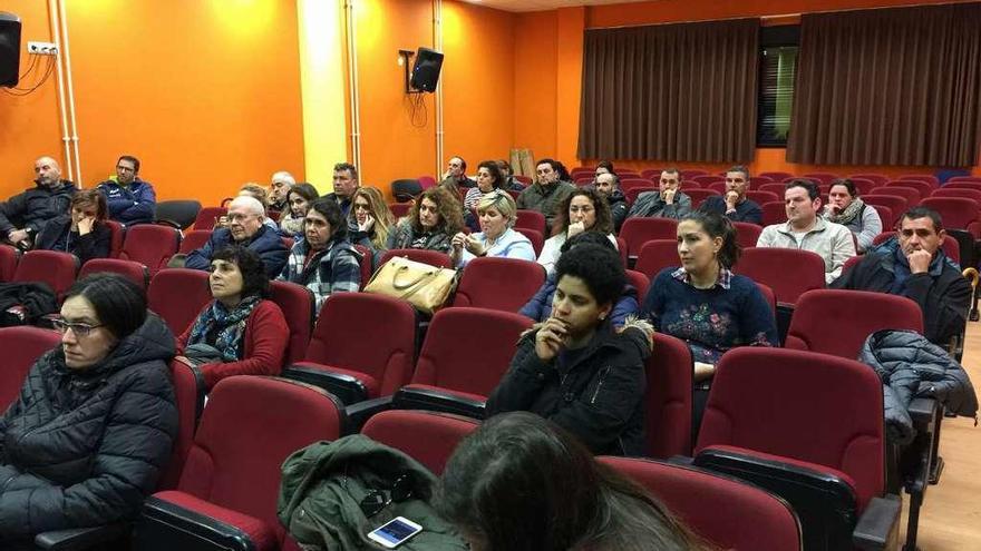 Asistentes a la reunión de ayer en Cangas de Onís.