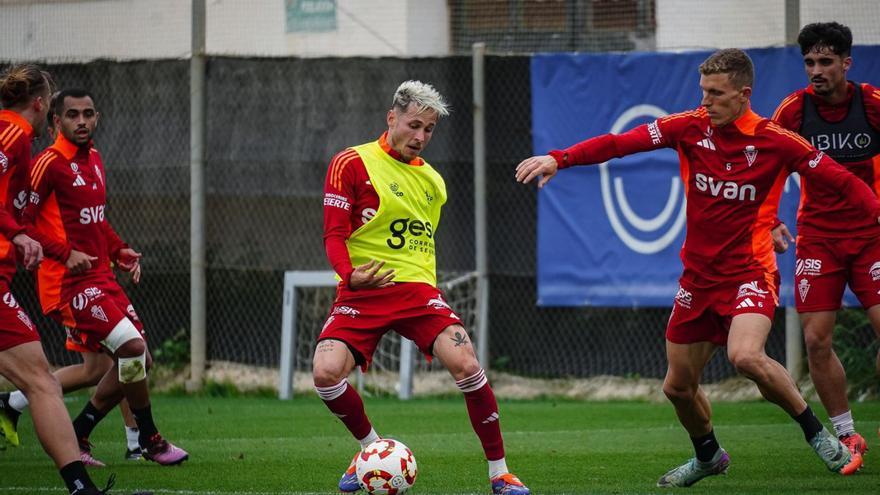 Isi Gómez, centrocampista del Real Murcia, controlando un balón durante un entrenamiento. | PRENSA REAL MURCIA