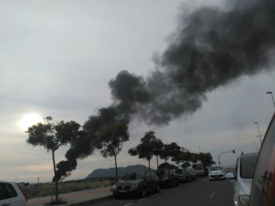 Los bomberos tratan de sofocar un virulento incendio en una planta de residuos de AIicante