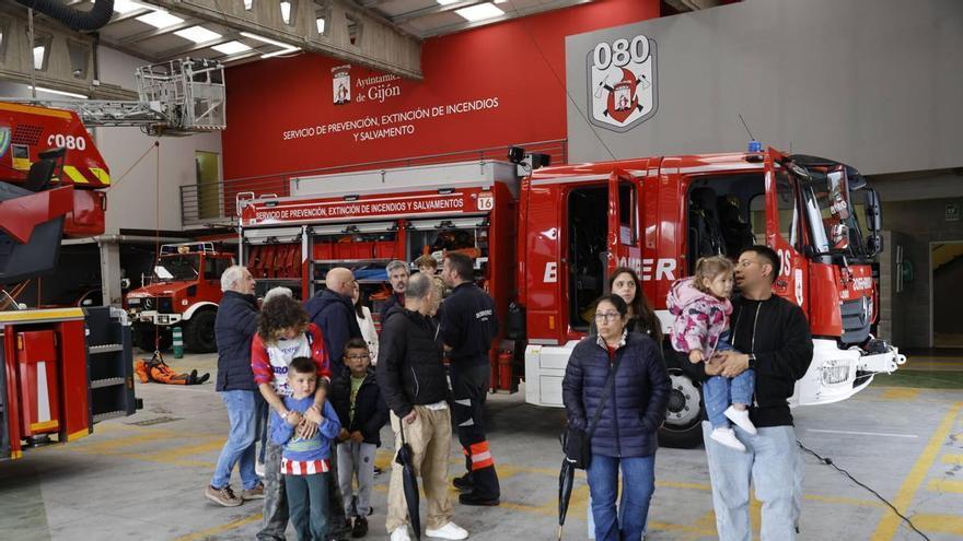 EN IMÁGENES: Trajes ignífugos, camiones y una salida en vivo y en directo a una emergencia: así fue el día de puertas abiertas de los bomberos de Gijón