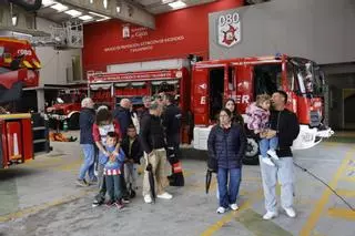 EN IMÁGENES: Trajes ignífugos, camiones y una salida en vivo y en directo a una emergencia: así fue el día de puertas abiertas de los bomberos de Gijón