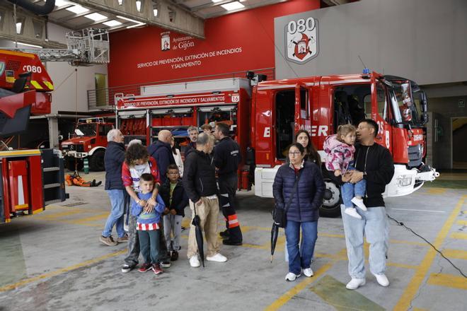 EN IMÁGENES: Trajes ignífugos, camiones y una salida en vivo y en directo a una emergencia: así fue el día de puertas abiertas de los bomberos de Gijón