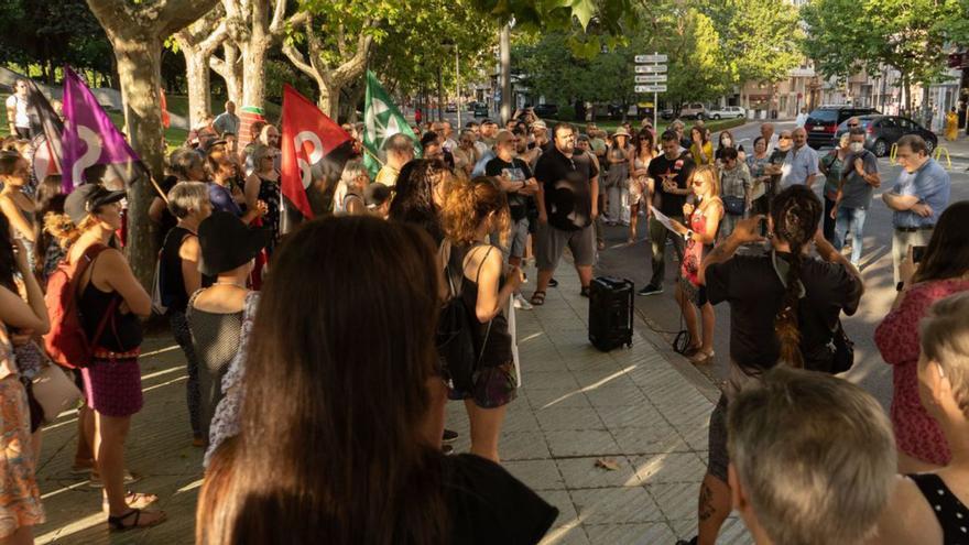 200 personas se concentran en recuerdo de los dos fallecidos en el incendio  |