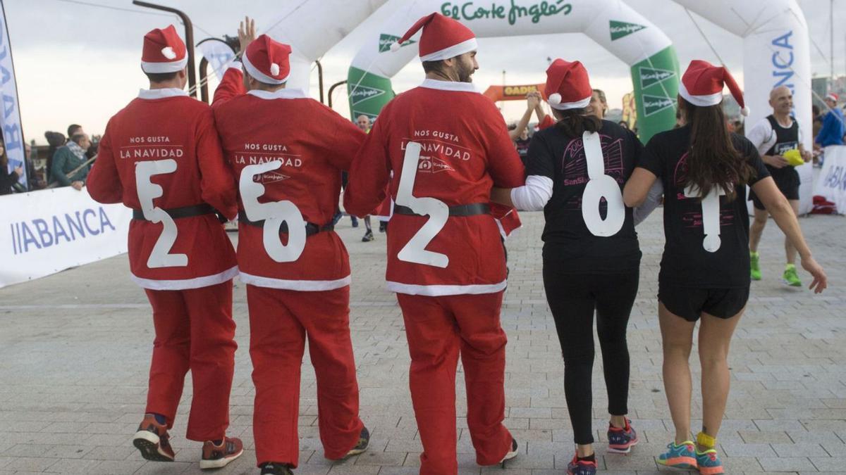 Participantes vestidos de Papá Noel en la edición de 2019, la última presencial.