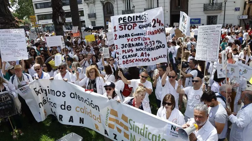 Los médicos se manifiestan en las calles de València para exigir una "atención de calidad"