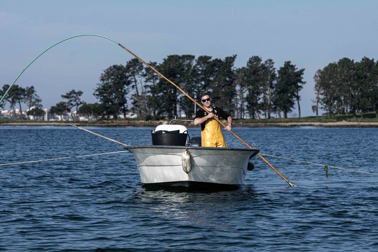 Mariscadores a flote (rañeiros) en el entorno de A Toxa (O Grove).