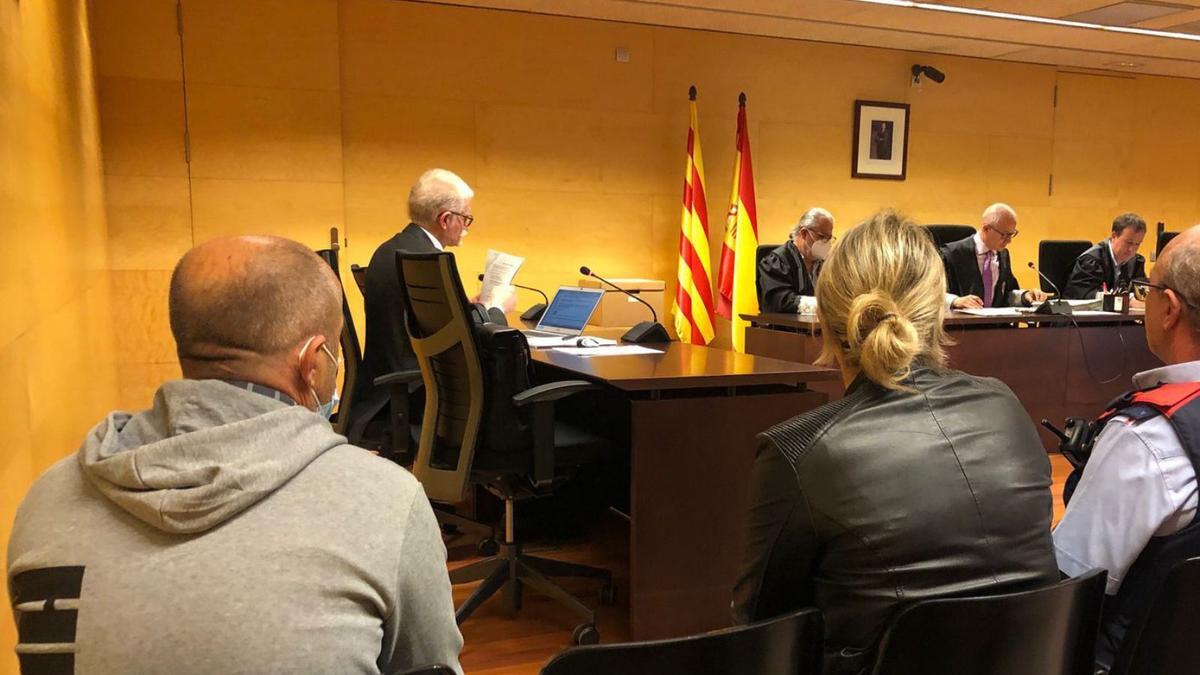 A l’esquerra, l’acusat de participar a l’assalt de l’empresari Jordi Comas el 2012, durant el judici. | ACN