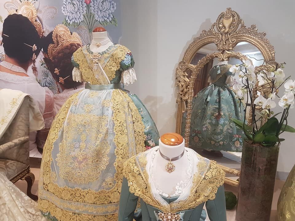 Indumentaria Tradicional. Albaes viste el día grande de las Fallas de Burriana