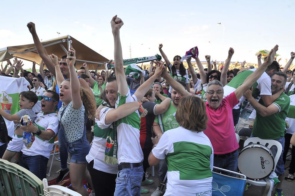 Unos mil aficionados ven el triunfo del Elche en pantalla gigante junto al estadio Martínez Valero