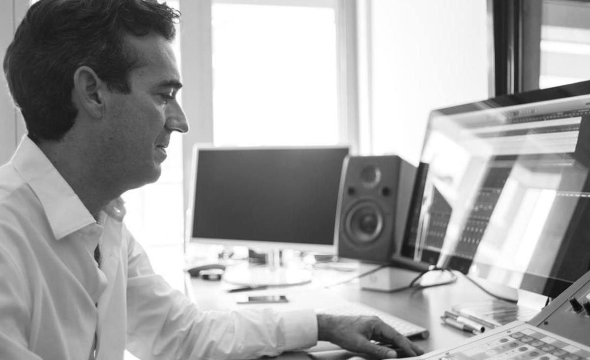 Javier Robles presenta su "White on Black" en el Paraninfo de la Universidad de Alicante
