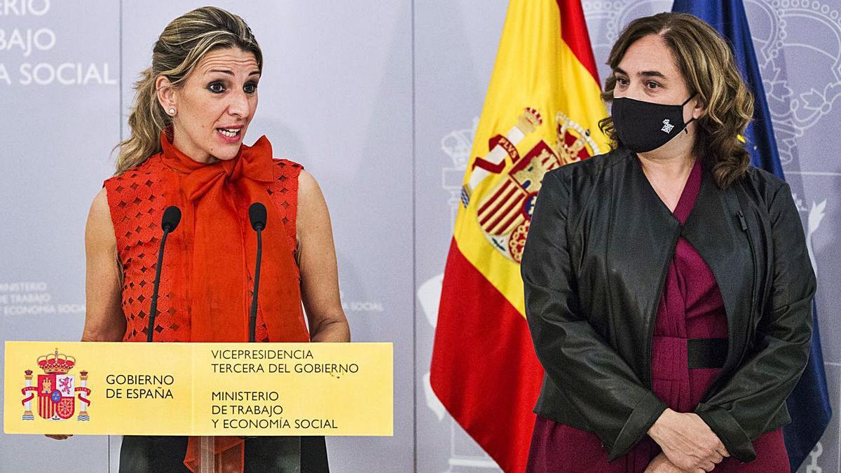 La ministra de Treball, Yolanda Díaz, i l’alcaldessa de Barcelona, Ada Colau, dimarts a Madrid |  ALEJANDRO MARTÍNEZ VÉLEZ/EP