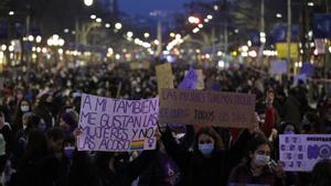 Miles de mujeres se manifiestan el 8M en el Passeig de Gràcia, en Barcelona.