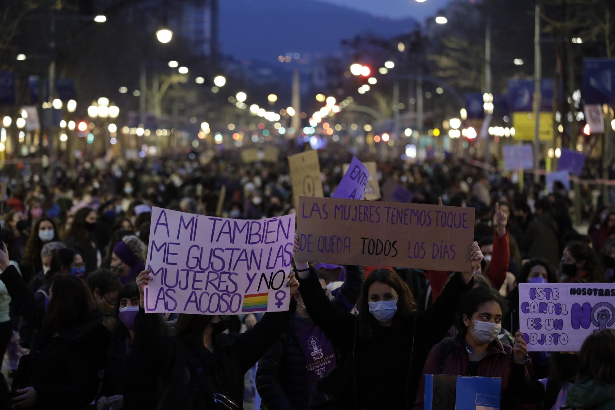 Miles de mujeres se manifiestan el 8M en el Passeig de Gràcia, en Barcelona.