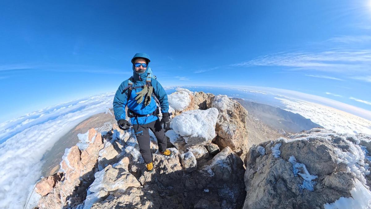 Sebastián Vallbona, en la cima del Teide.