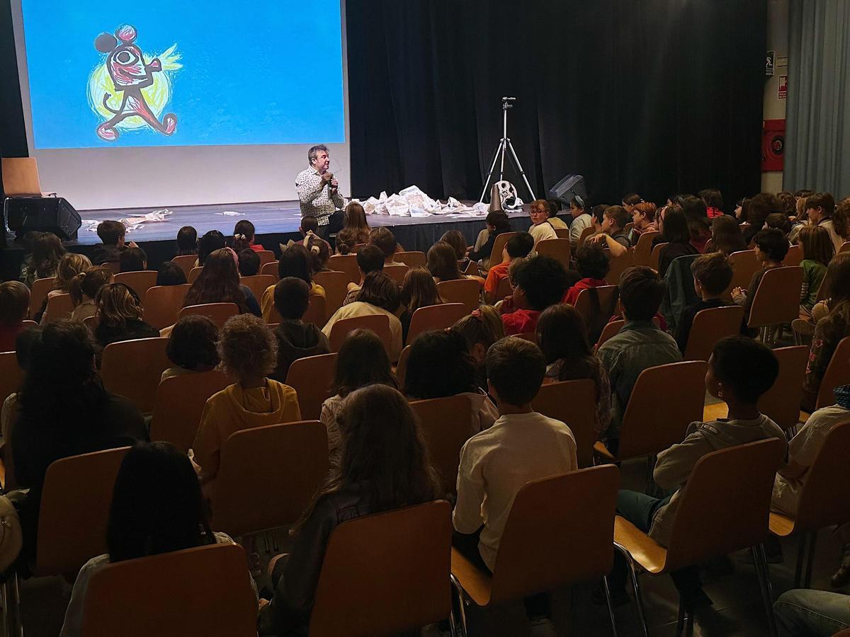 Los niños han llenado la primera sesión de La linterna mágica.