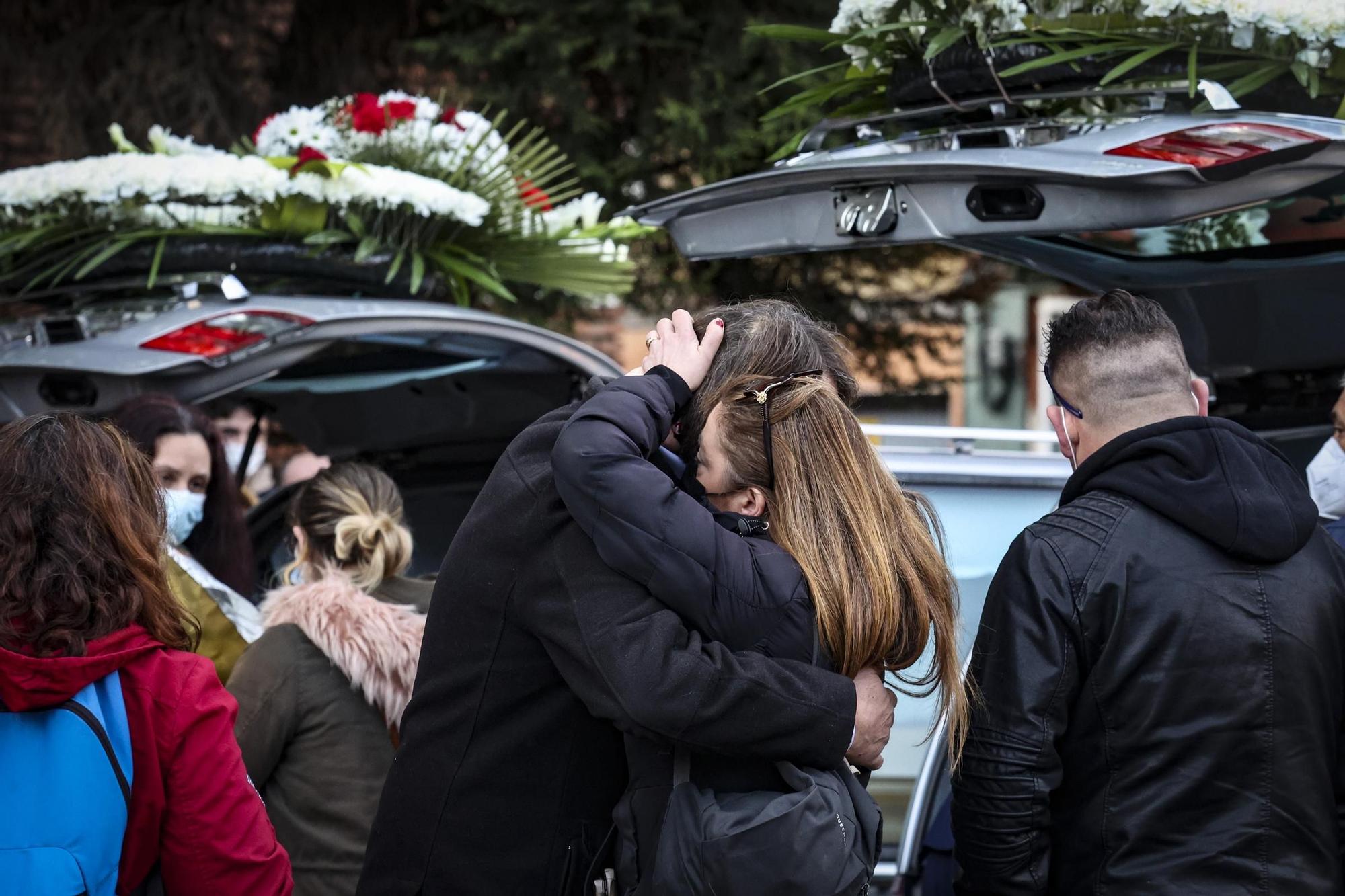 En imágenes: así fue el emotivo funeral por los dos obreros muertos en el derrumbe de Gijón