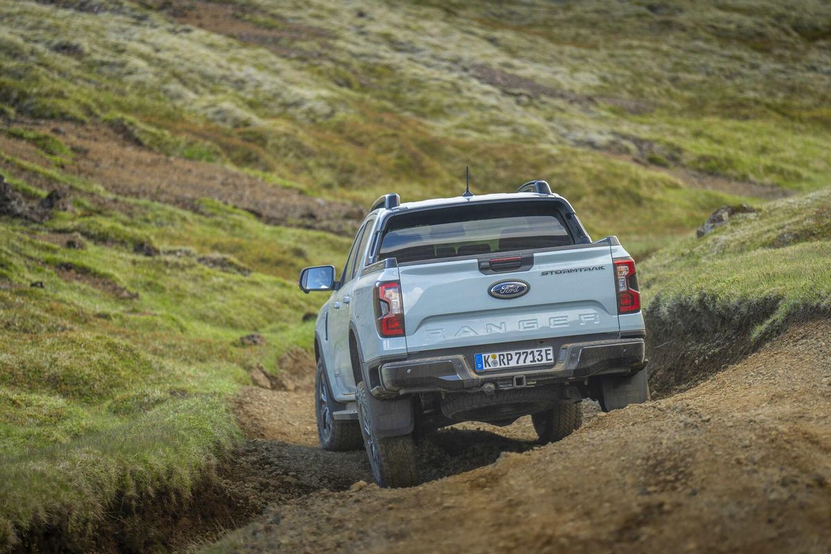 La Ford Ranger PHEV es igual o más todoterreno que sus compañeras.