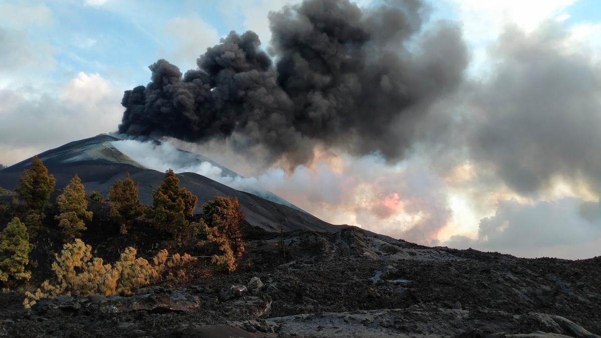 Azufre y fumarolas en la ladera oeste del cono del volcán de La Palma