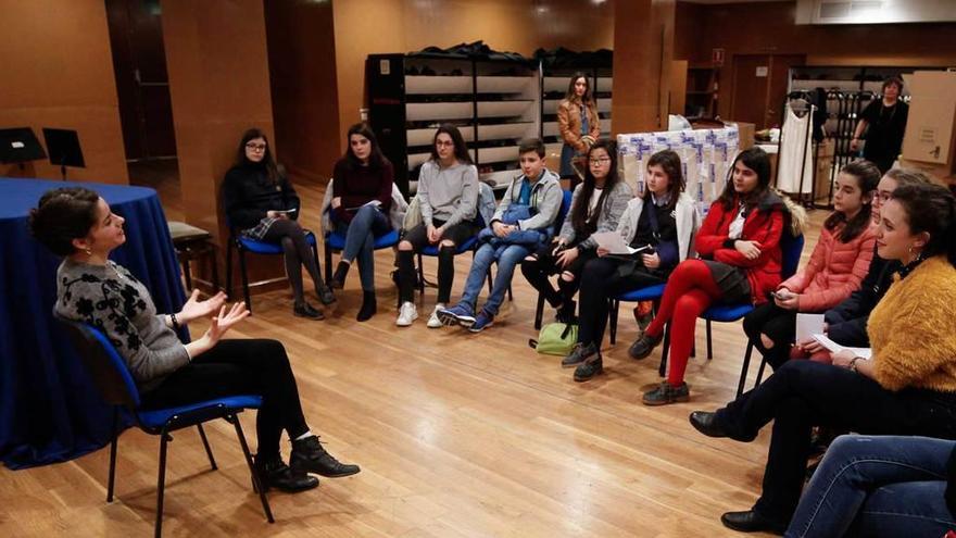 Eleonora de la Peña conversa en el teatro Campoamor con los alumnos de la Alianza Francesa, por la izquierda: María Bolaños, Marta Ruiz, Covadonga Poo, Eduardo Domínguez, Paula Lei García, Lucía del Cueto, Isis Pérez, Vega Escobedo, Carlota López y la profesora Stella Ville.