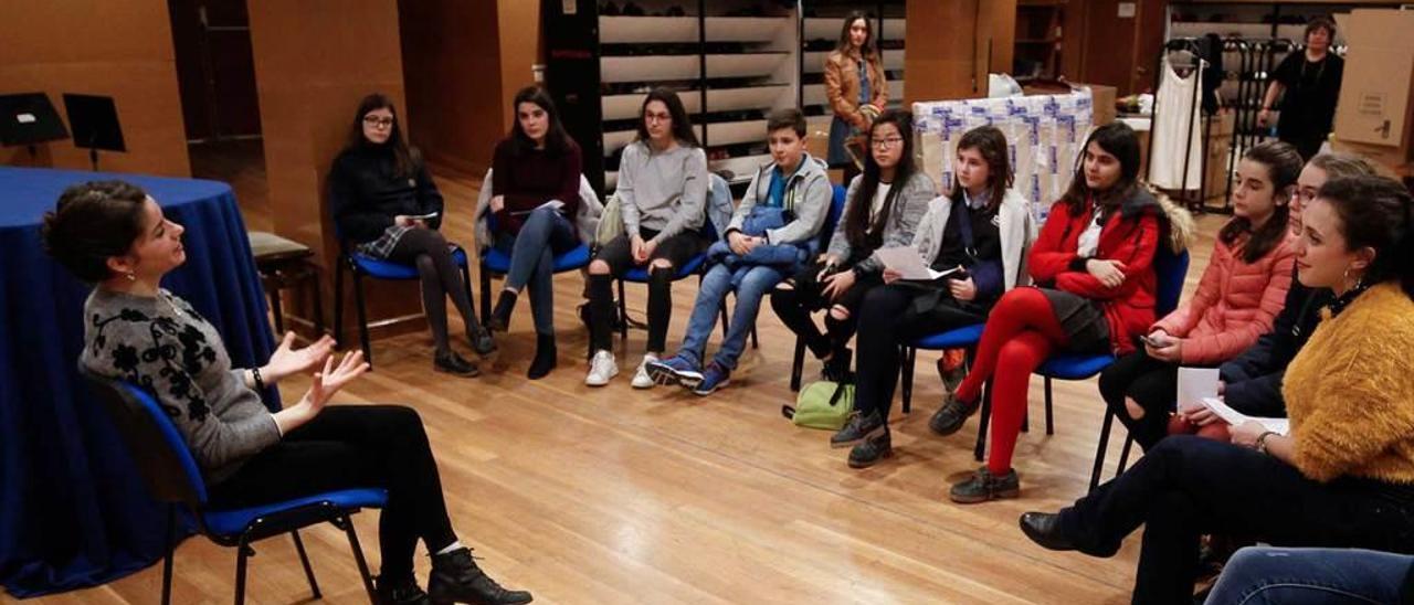 Eleonora de la Peña conversa en el teatro Campoamor con los alumnos de la Alianza Francesa, por la izquierda: María Bolaños, Marta Ruiz, Covadonga Poo, Eduardo Domínguez, Paula Lei García, Lucía del Cueto, Isis Pérez, Vega Escobedo, Carlota López y la profesora Stella Ville.