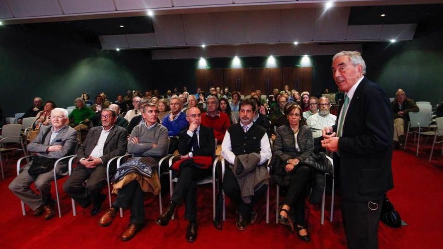 Antonio Hernando, durante la conferencia de ayer en el Club Prensa Asturiana.