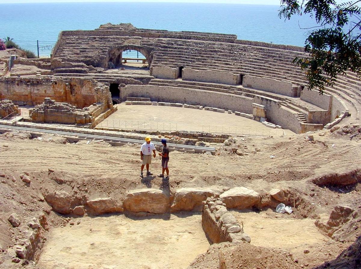 TARRAGONA. 12.07.02.  DESCUBIERTO UN NUEVO MURO DE CIMENTACION EN EL  ANFITEATRO ROMANO DE TARRAGONA.   foto  PUIG, JOAN  arxiu.  DG.      JP   SOCIEDAD