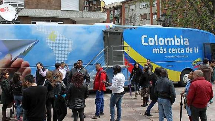 Ciudadanos colombianos, ante el consulado móvil. | lne