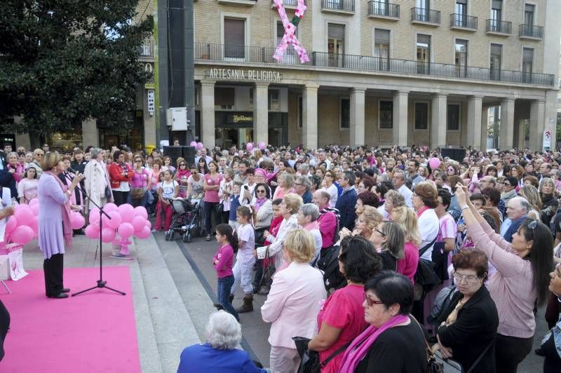 Fotogalería: La plaza del Pilar se tiñe de rosa contra el cáncer de mama