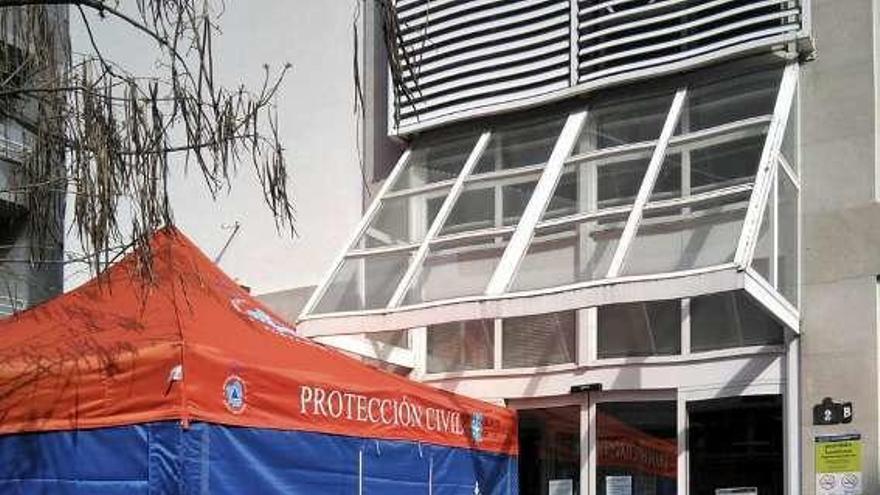 La carpa instalada en el centro médico de A Cuña. // FdV