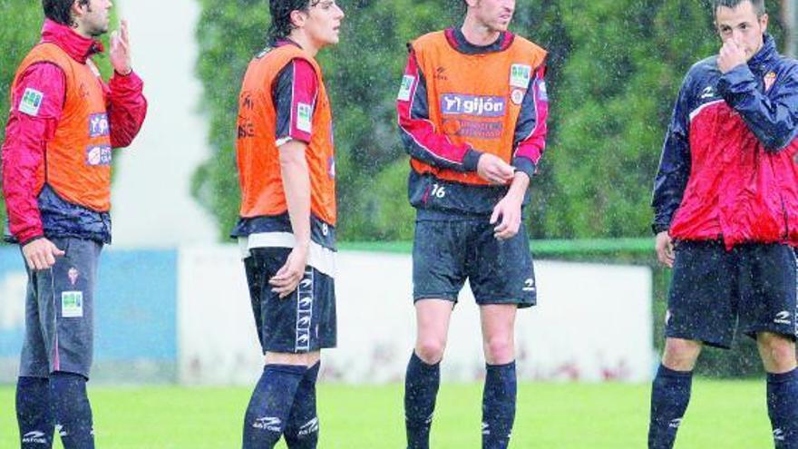 Por la izquierda, Iván Hernández, Míchel y Gerard, con el peto de titulares, junto a Carlos Álvarez.