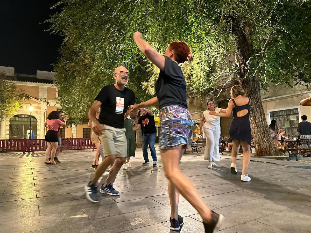 Bailarines de swing bailando clandestinos en la Plaza del Pumarejo los martes por la noche.