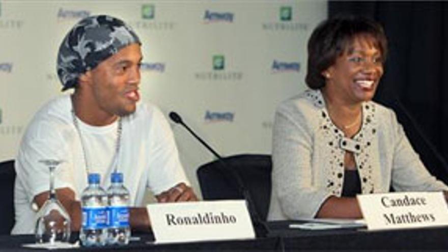 Ronaldinho asume las rotaciones de Rijkaard