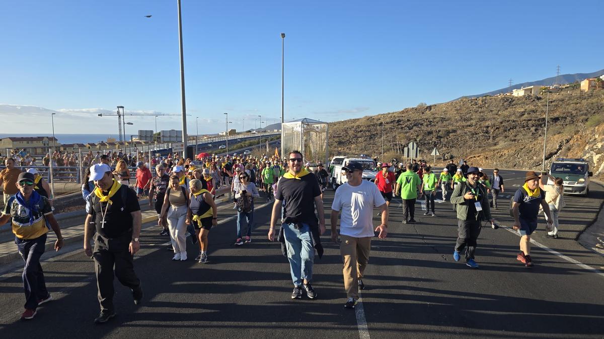 La 'Morenita' cruza el puente de Las Caletillas