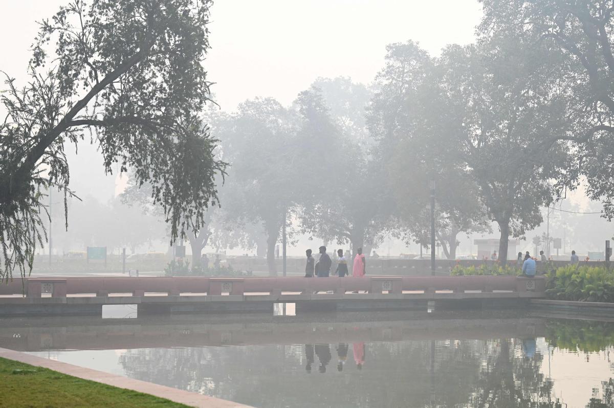 Nueva Delhi amanece bajo una intensa niebla