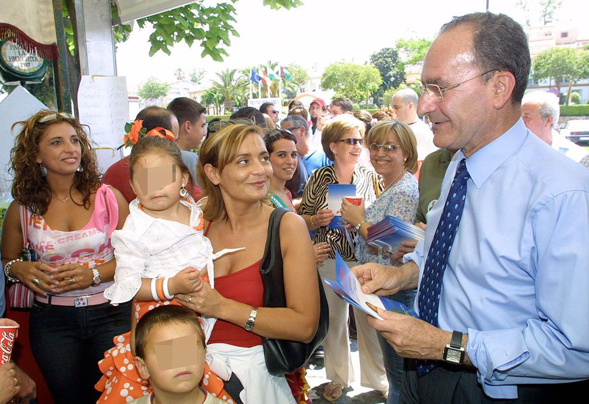 Paco de la Torre, en la campaña de las municipales de 2003, en una visita a Churriana.