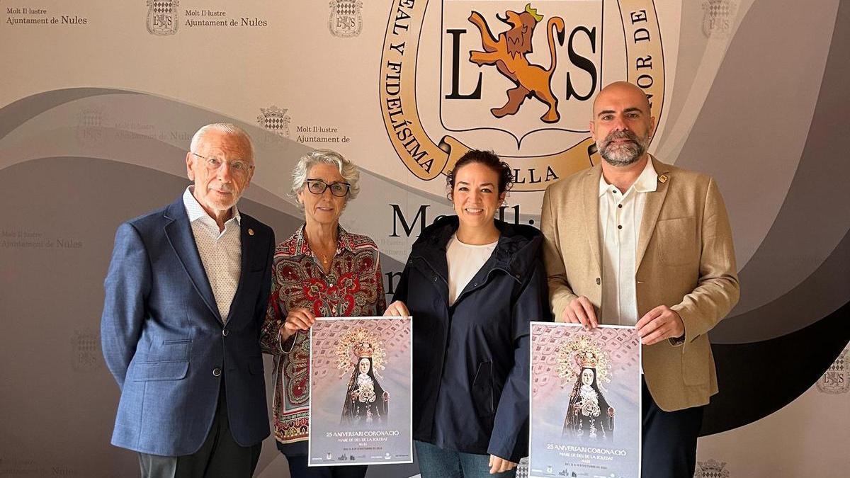 El concejal de Tradiciones, Ramón Martínez (izq.), junto a representantes de la Associació de Camareres i Capelleres de la Mare de Déu de la Soledat, durante la presentación de la programación especial.
