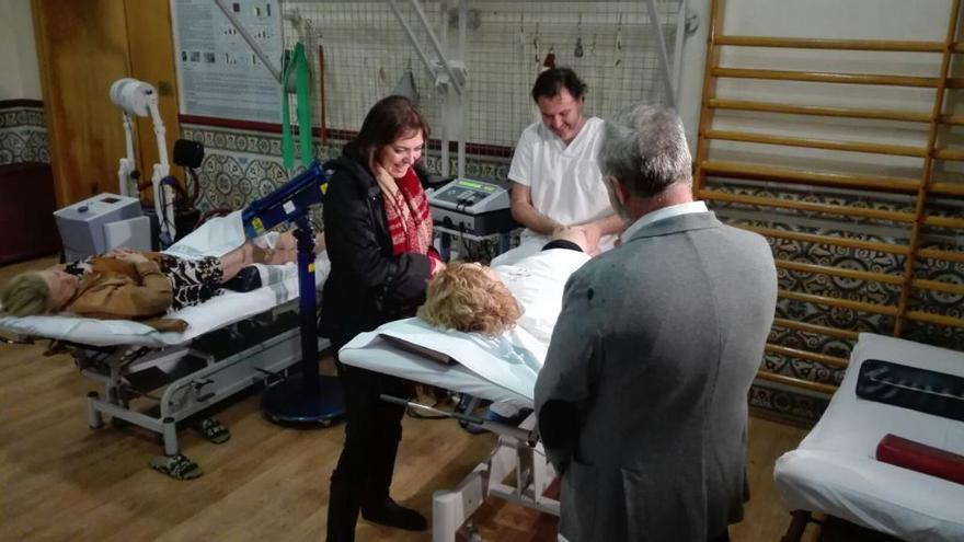 La consejera de Sanidad, Encarna Guillén, visitó ayer el balneario de Archena. carm